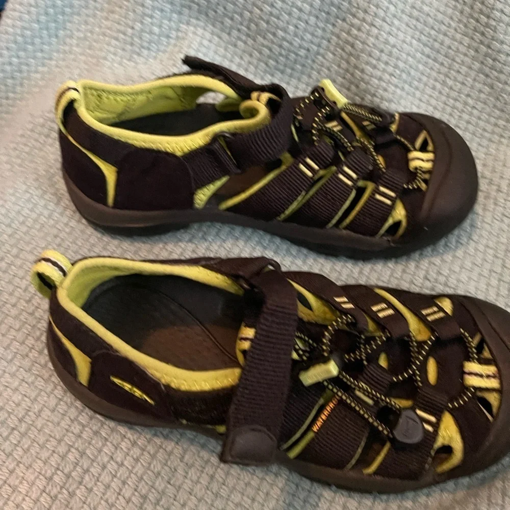 Keen Newport H2 Youth Kids Black Yellow Hiking Water Closed Toe Sandals | Size 3